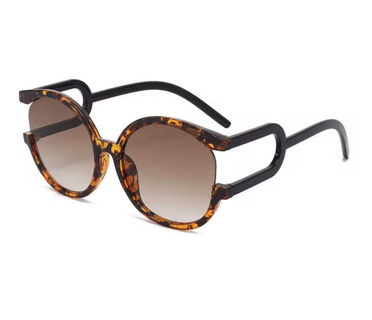 Sunglasses with tortoiseshell frame and brown gradient lenses 