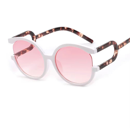 Sunglasses with pink lenses and tortoiseshell frame 